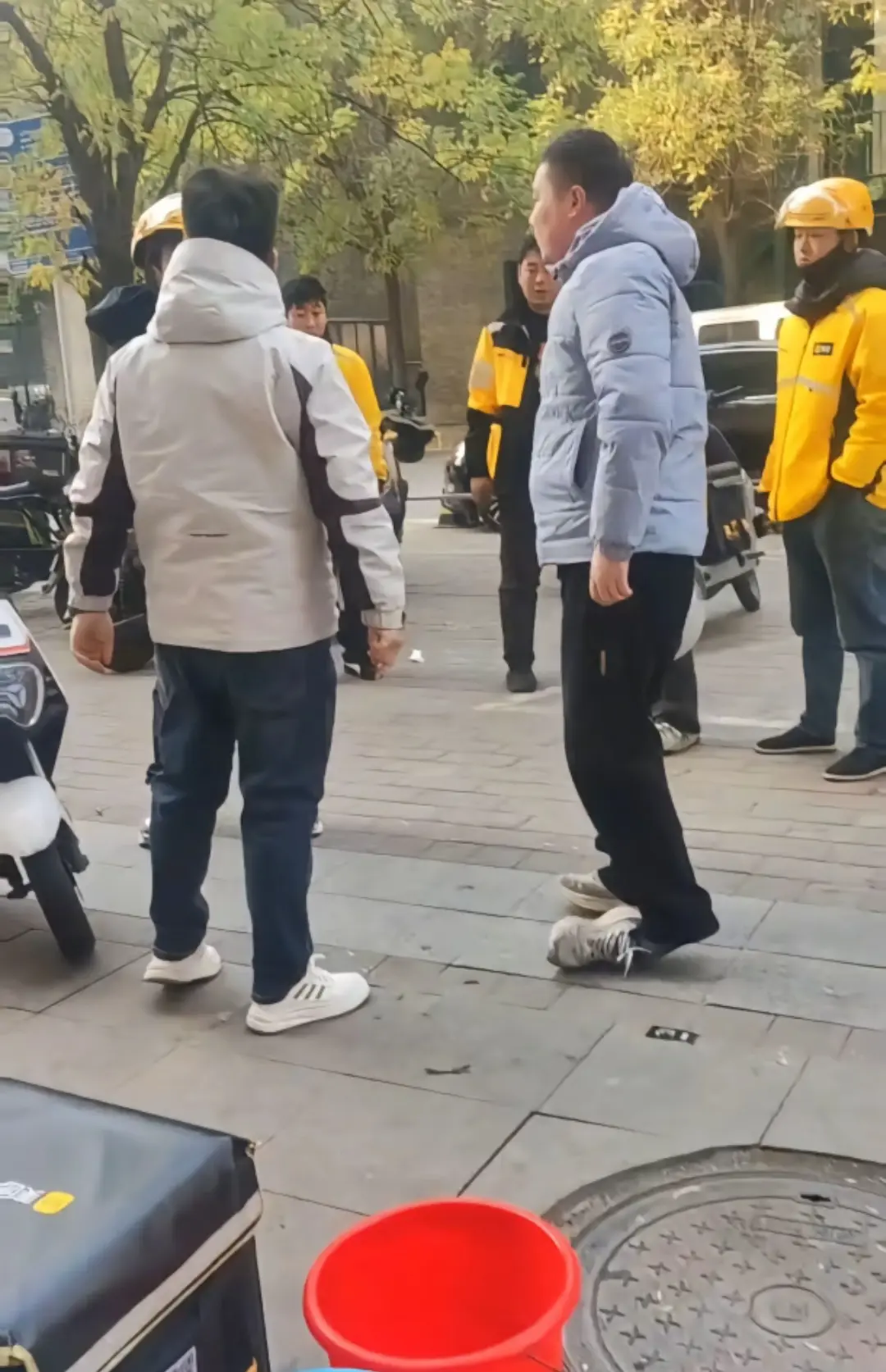 最新！《石家庄外卖小哥事件》3000元工资被扣与站长争执 -骑手袖手旁观现场视频-原视频流出 -站长嚣张态度引冲突 完整高清视频-免费观看！