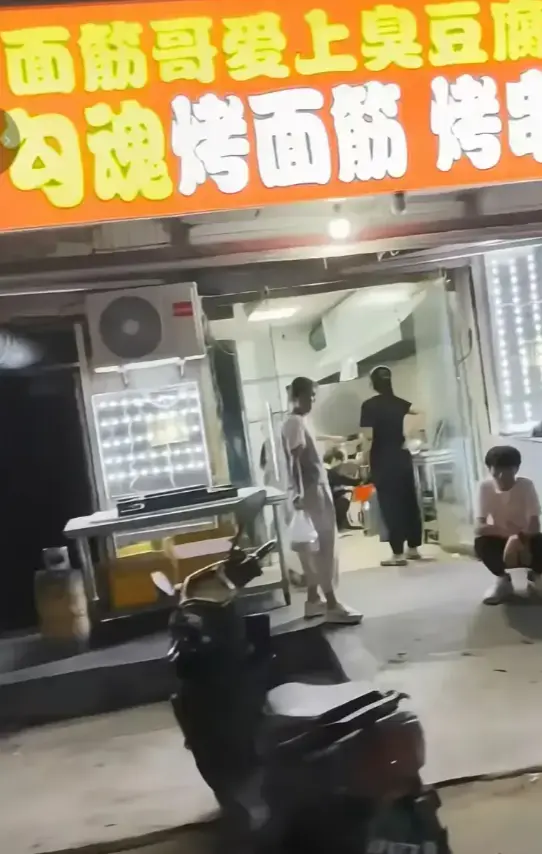 【免费在线观看】《安平勾魂面筋哥丈母娘事件》1080P完整版 街头名场面，面筋哥与丈母娘拆台剧情超刺激！