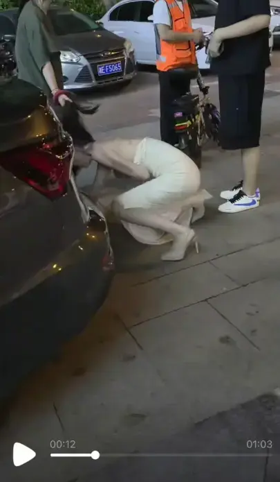 全程心惊肉跳！《白裙女子被抓头发跳河》原配街头冲突致落水事件真相梳理，回看《白裙女子被抓头发跳河》全过程