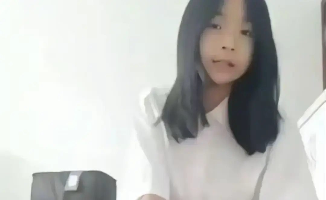 《张婉莹女孩写作业事件》完整未删减版！1080P高清免费在线看，资源流出引家长圈热议！张婉莹写作业事件太震撼