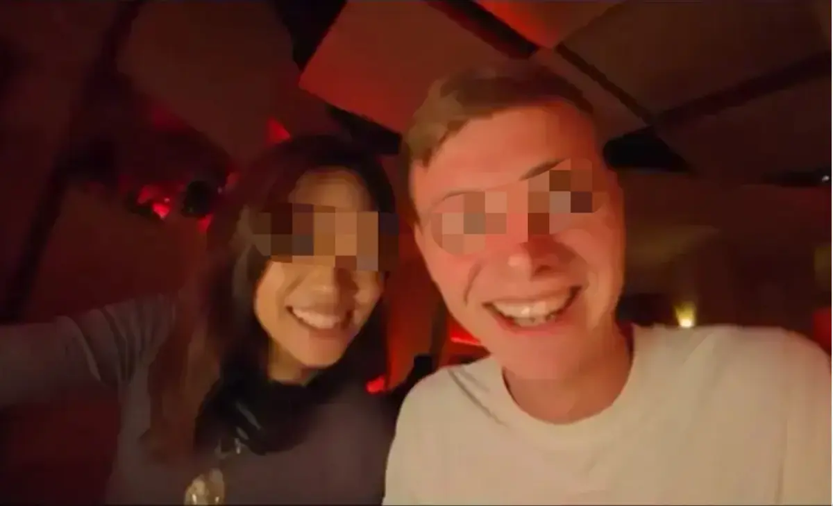 1080P高清画质播放《西安麻辣烫女孩》，海外UP主西安夜游意外捕捉精彩，《西安麻辣烫女孩》展现古城烟火暖人心！