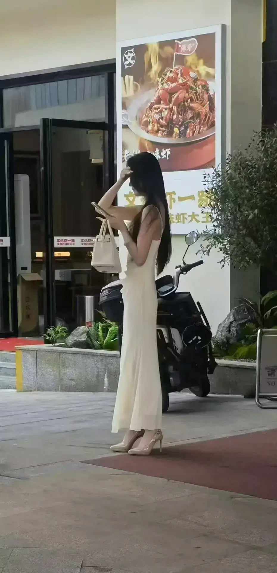 湖南邵东事件原配与三姐冲突后续，三姐发声曝光白衣女子样貌