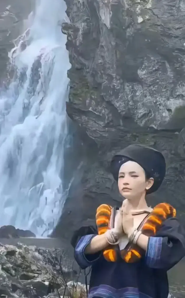探寻苗族女孩瀑布双手合一的梗，彝族女生瀑布下双手合一视频原视频揭秘，高山流水遇瀑布超高清无删减观看