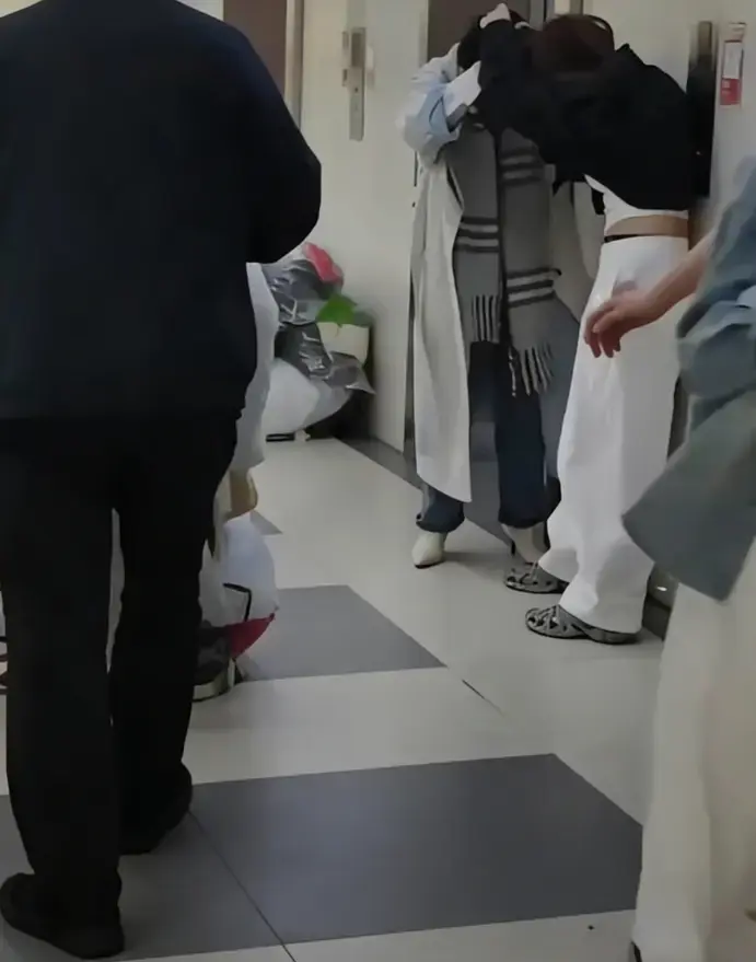 杭州四季青荣荣服饰原视频高清无删减-《杭州四季青荣荣服饰原视频》心疼二姐，四季青女人太不容易，女汉子被枕边人背叛