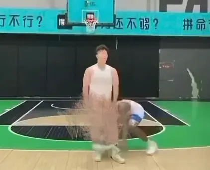 《牛教练的裤子》黑哥大胆偷袭牛教练，扯下裤子耍无赖